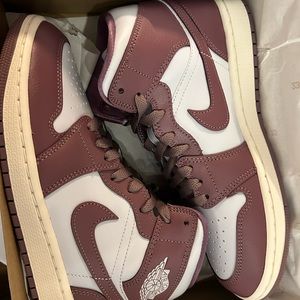 New Women’s Nike Jordan 1 Mids in Pure Platinum/Sail/Sky J Mauve size 8